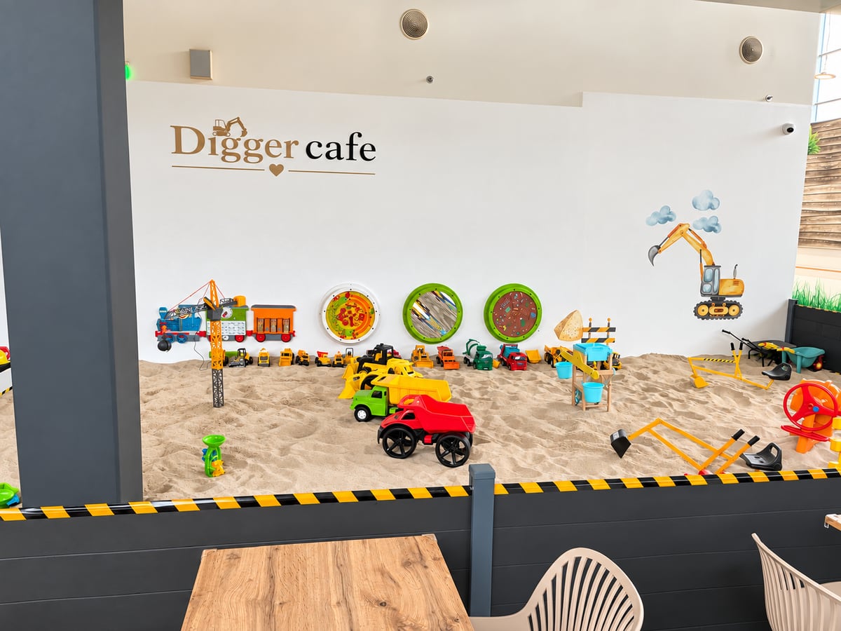 Vnitřní pískoviště Digger Cafe s bagry a dětskými stavebními stroji